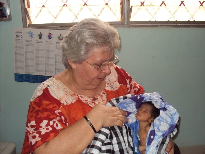 Photo 20. Mama Isabel holding a newborn in her arms in 2018.